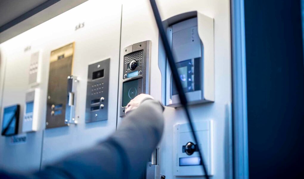 Sådan vælger du den rigtige dørtelefon med kamera til dit hjem