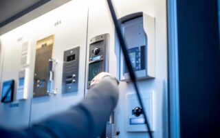 Sådan vælger du den rigtige dørtelefon med kamera til dit hjem