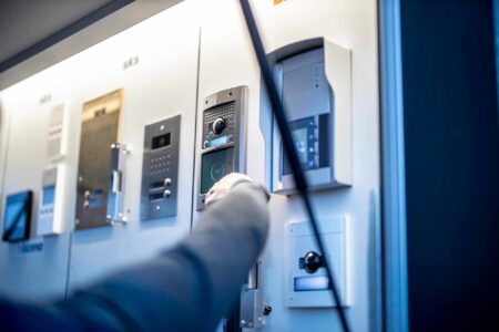 Sådan vælger du den rigtige dørtelefon med kamera til dit hjem